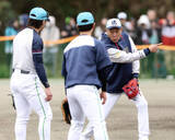 「【ヤクルト】池山監督が特守で「そまひでコンビ」を熱血指導　赤いグラブで名手の技注入」の画像1