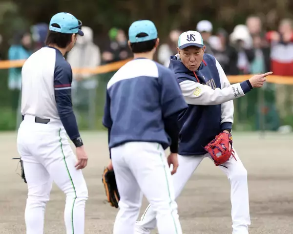 【ヤクルト】池山監督が特守で「そまひでコンビ」を熱血指導　赤いグラブで名手の技注入