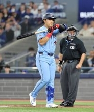 岡本和真、２打席目は満塁で三振　１打席目にメジャーデビューから６戦連続安打　４番でスタメン出場