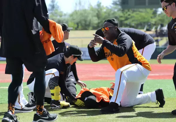 【巨人】泉口友汰の顔面に打球直撃　流血して転倒、担架で運ばれ搬送　グラウンドに救急車の非常事態…長野での試合前にアクシデント