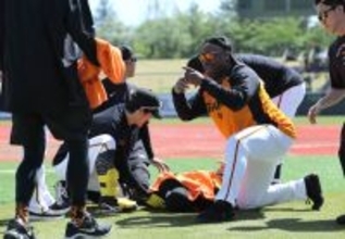 【巨人】泉口友汰の顔面に打球直撃　流血して転倒、担架で運ばれ搬送　グラウンドに救急車の非常事態…長野での試合前にアクシデント
