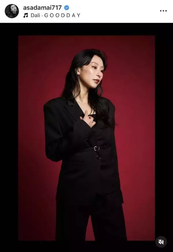 「モデル顔負け」浅田舞３７歳の美貌に驚嘆！シックな黒コーデに「美の化身」「足長っ！！ウエストの位置高っ！」