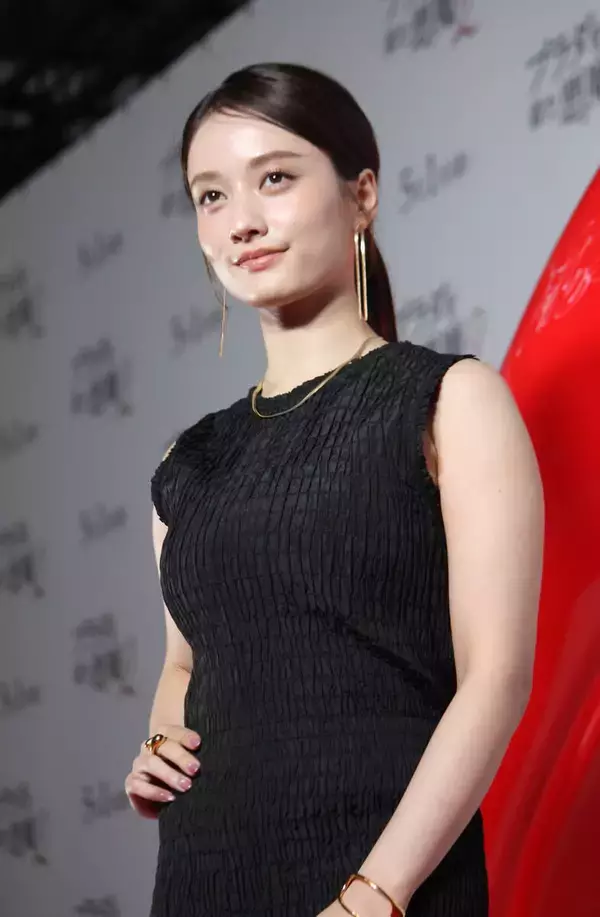 谷まりあ、着用した黒ドレスは「自分の軸を表す色。芯のある女性をテーマに」