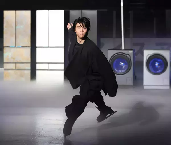 羽生結弦さん都内リンクに登場　黒衣装でイナバウアー　ハイアール・ＡＱＵＡ新製品発表会