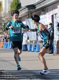 「【箱根駅伝】青学大がトップ通過　２位早大と１分以上差を広げタスキリレー」の画像1