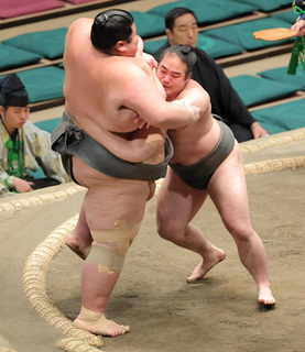 体重１４３キロ差対決　序二段・新屋敷「二番後取り直し」の末、２５２キロの出羽ノ城に勝つ