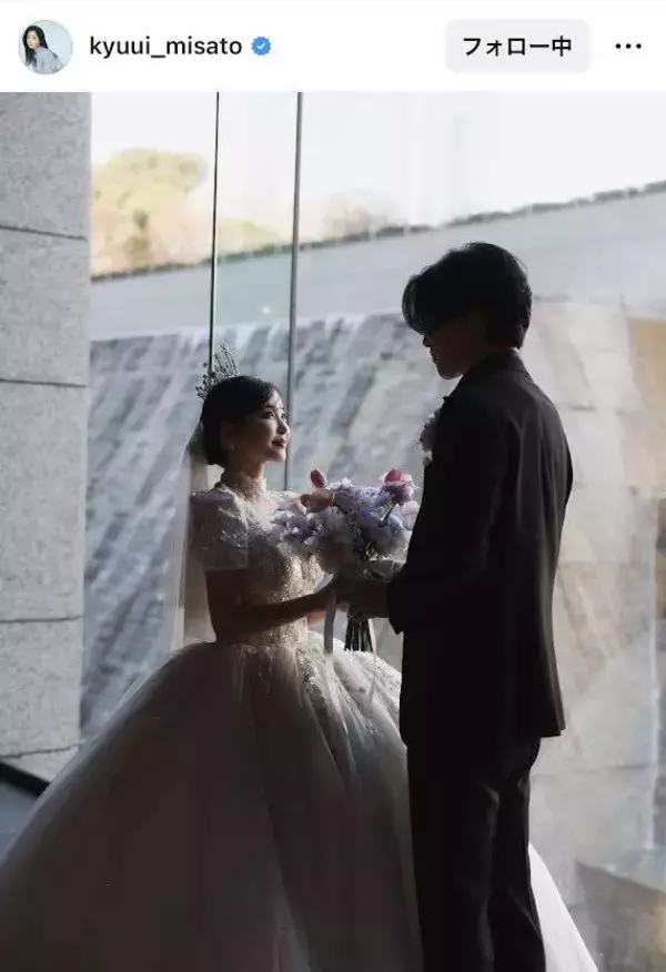 ３４歳モデル　白×黒のドレスで見せた世界観　ウェディングフォトを公開した休井美郷にコメント続々