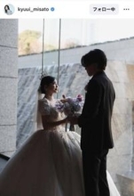 ３４歳モデル　白×黒のドレスで見せた世界観　ウェディングフォトを公開した休井美郷にコメント続々