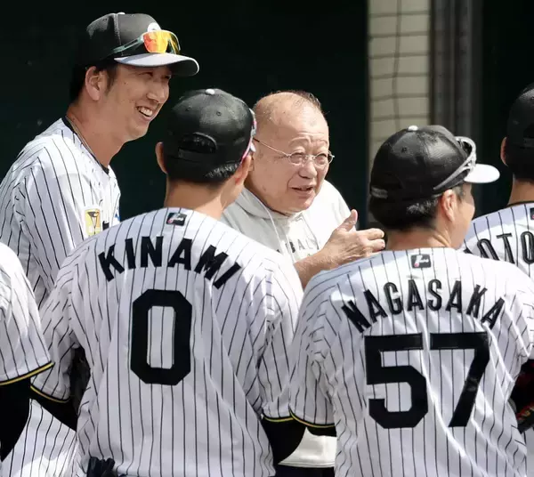 【阪神】笑福亭鶴瓶が宜野座キャンプを電撃訪問！ナインにまさかの訓示　円陣にも参加