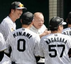 【阪神】笑福亭鶴瓶が宜野座キャンプを電撃訪問！ナインにまさかの訓示　円陣にも参加