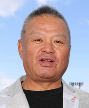 金村義明氏、尊敬する仰木彬監督とサイパンの夕日に向かって「男焼き」！？…ゴリゴリの“男ビキニ”姿