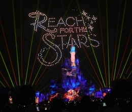 ＴＤＲレギュラープログラム初のドローンショーが開幕…ＴＤＬ「Ｒｅａｃｈ　ｆｏｒ　ｔｈｅ　Ｓｔａｒｓ：Ｅｖｅｒｌａｓｔｉｎｇ　Ｄｒｅａｍｓ」９月１４日まで限定開催