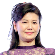 「すごい衣装だな」「太もも」南野陽子の姿に衝撃広がる　年齢調べて仰天「すっごいな…！！」「美魔女だな」