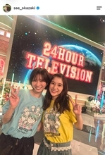 岡崎紗絵＆芳根京子　肩組みピースショットが「眼福すぎ」「仲良しコンビ」「大好きな２人」