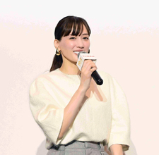 綾瀬はるか　かすれ声で「皆さん、まいど！」「おおきに！」と関西弁連発　　大阪での主演映画の舞台あいさつ