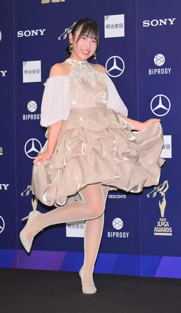 【ＪＬＰＧＡアワード２０２５】ゴルフ界の自称アイドル・菅沼菜々「うれしかった」　年間ベストプレーを受賞　肩出しドレスで登壇