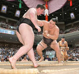 「関脇・霧島、３度目Ｖへ安青錦との１差守った　三役で１０勝到達し再大関への起点つくった」の画像1