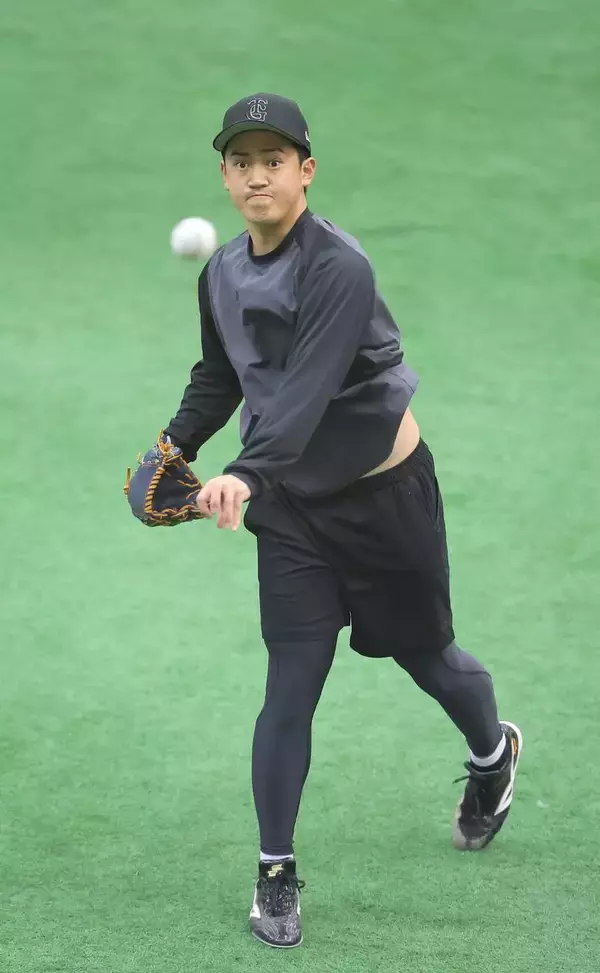 【巨人】育成１位・冨重英二郎「弱点をつぶせるようにオフも有効活用したい」　２、３軍キャンプ参加メンバーが宮崎に到着　