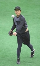 【巨人】育成１位・冨重英二郎「弱点をつぶせるようにオフも有効活用したい」　２、３軍キャンプ参加メンバーが宮崎に到着　