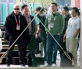 ドジャース幹部らが“恒例”の侍ジャパン宮崎合宿を視察　ブルペンで伊藤大海、高橋宏斗に熱視線
