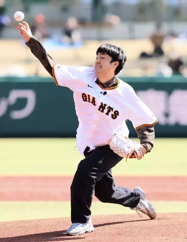 【巨人】Ｍ―１グランプリチャンピオンの「たくろう」がファーム開幕戦に来場　ストライクチャレンジで１軍始球式の権利ゲット