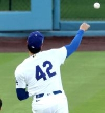 大谷翔平、ジャッキーロビンソンデーで自身初登板＆５年ぶりの投手専念　スタメン発表、１番はタッカー　全員が背番号「４２」を着用