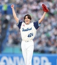 【ヤクルト】マリオ役の声優・宮野真守が始球式でノーバン投球「９７点ですかね」　映画公開記念ナイター