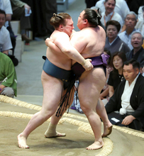【大相撲】大関復帰を目指す安青錦が２連勝　低い姿勢を崩さず勝利　過去１勝２敗の美ノ海を退ける