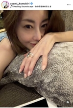 熊切あさ美、ノースリ姿でごろり！寝そべるオフショが「美女」「めちゃ色っぽくて素敵」「魅力的です」