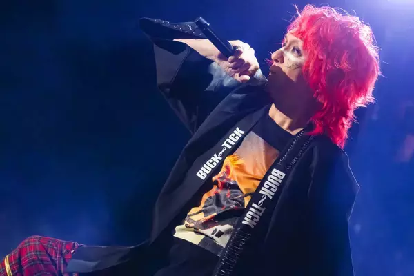 ＢＵＣＫ∞ＴＩＣＫが恒例の武道館ライブ「自分の道をまっしぐらに」とピースサイン　来年末も武道館で