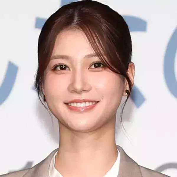 めるる、短パン×黒タイツで美脚スラリ！「神スタイル」「脚長っ」「可愛すぎだろ！！」とファン絶賛