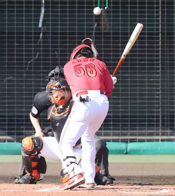 【広島】久保修にアクシデント　巨人・石川の１４４キロ直球が頭部直撃　担架で運ばれる