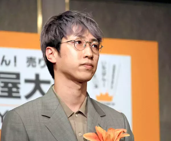 朝井リョウさん、「イン・ザ・メガチャーチ」で「本屋大賞」受賞「極端、極北が並ぶ書店という場所を守ってくださっている書店員の方々に感謝します」