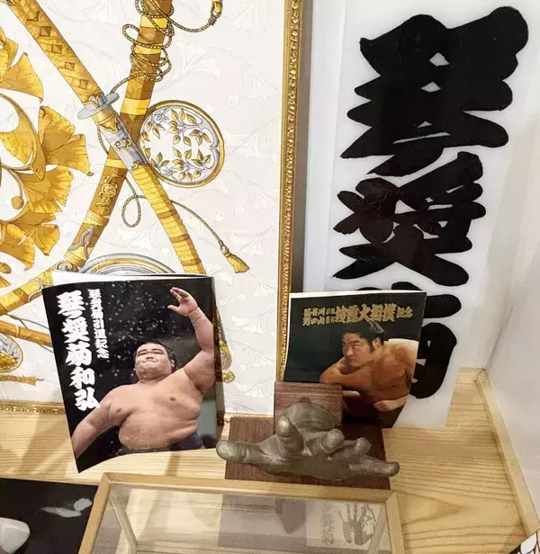 秀ノ山親方、先月亡くなった元関脇・長谷川さんは「あいさつや服装に厳しい親方だった」　部屋の棚には譲り受けた引退相撲のパンフレット