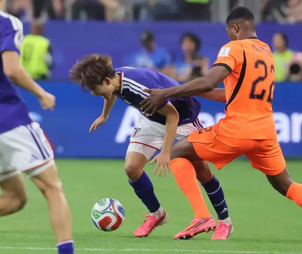 【Ｗ杯】久保建英、悪夢の負傷交代　相手と接触→左膝を痛め治療もピッチに戻れず…自ら交代をベンチに要求