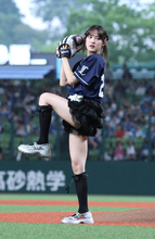 【西武】小関竜也ファーム監督の長女・小関舞さんと森戸知沙希さんがセレモニアルピッチに登場