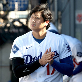 大谷翔平、２週間ぶりの投球再開へ　敵地・Ｄバックス戦前にグラブを持ってグラウンド登場