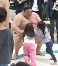 甲山親方らが相撲健康体操で子どもたちと交流　過去には健康体操の指導をきっかけに小結・錦木が入門　…「日本橋ＳＵＭＯ　ＷＥＥＫ」