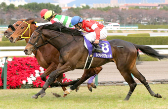 壮絶な無敗馬３頭の追い比べ→“小柄な５番人気馬”はなぜ勝てた？ハープスターを負かした驚きの鬼脚…阪神ＪＦ過去の名勝負