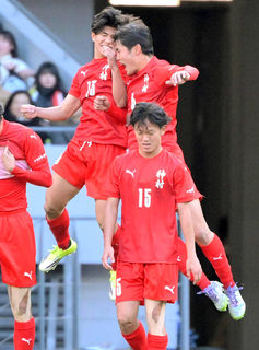 【高校サッカー】決勝戦に歴代最多6万142人が来場…神村学園―鹿島学園の決勝戦に大観衆が駆けつける
