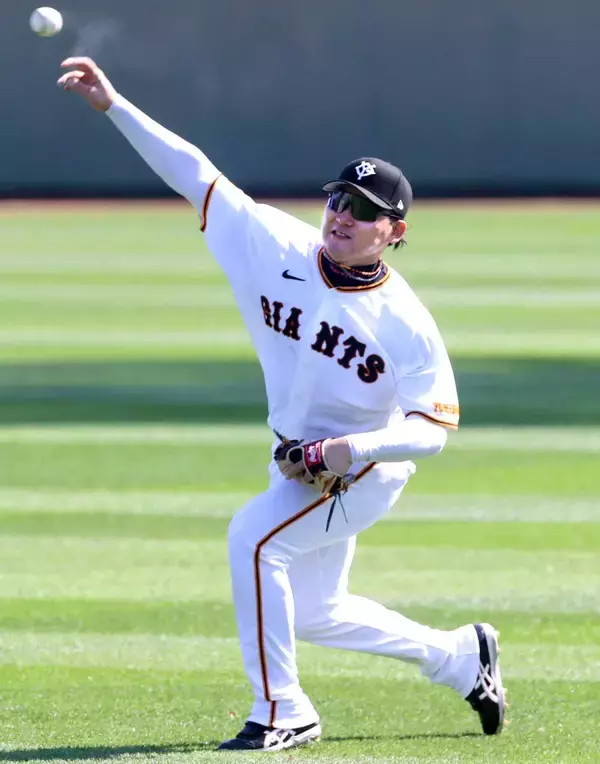 【巨人】電撃再結成！？「タナキクマル」の元広島・田中広輔氏が那覇キャンプ訪問　丸佳浩と再会