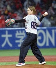 【ヤクルト】柔道の阿部詩が始球式に登場「９５点です」