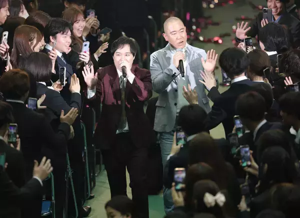 「霜降り明星・せいやが母校・近大の入学式で熱唱「音楽の力でウワーって盛り上がってくれた」「みんなノッてくれてうれしかった」」の画像