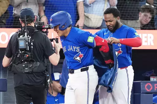 ブルージェイズ岡本和真、２試合連続特大弾…５号はチーム最多「開幕からわずかで手強い大リーグ打者となっています」と解説者