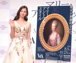 中条あやみ　白のロングドレスで華やかに登場　「人生で迷った時は『かっこよく挑む』がテーマ」