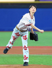 俳優の佐藤菫がヤクルト戦でファーストピッチセレモニーに登場「投げられて楽しかったです」