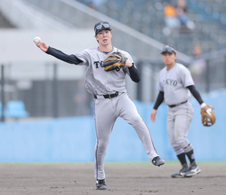 【ファーム日本選手権】小浜佑斗が左肩脱臼からの実戦復帰　５回裏の守備から途中出場　三塁へ入り、ランニングスロー！