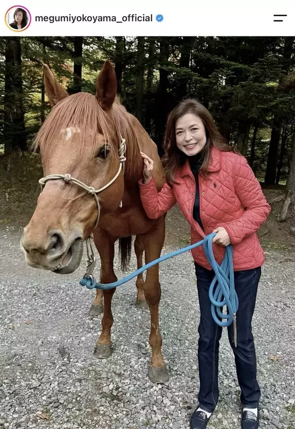 美人女優が推し活するジャスタウェイ産駒とは？　２ショット公開の横山めぐみ「何よりサラブレッドは美しい」