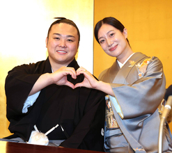 十両・炎鵬が結婚会見　脊髄損傷からの復活を支えた妻・美希さんは「真っ暗な日々の中で、太陽のような生きる希望を与えてくれる存在」