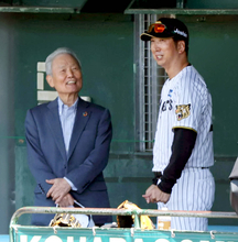 【阪神】榊原定征コミッショナーが宜野座キャンプを視察「やっぱり強い」「質が違う野球をしている」